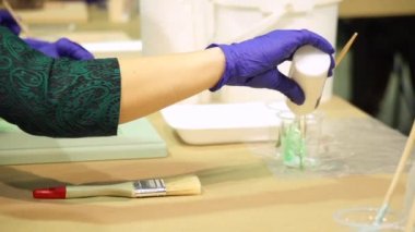 Kızın boya cam içine dökülen. Yaratıcı atölye.