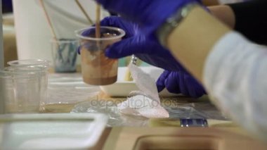 Ressam elinde boya konteyner içine dökülür. Yaratıcı atölye.