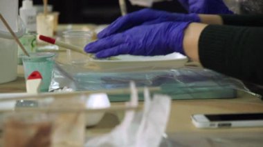 Profesyonel tasarımcıların el dekor fotoğraf çerçeveleri yapacaklar. Yaratıcı atölye.