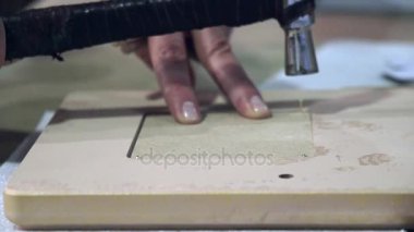 El çerçeve içine çivi çekiç.