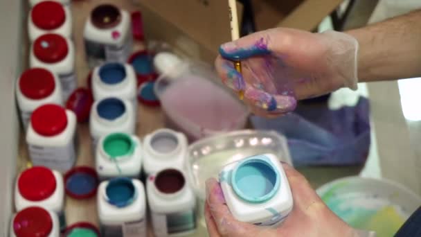 Pinturas profesionales para el taller creativo . — Vídeo de stock