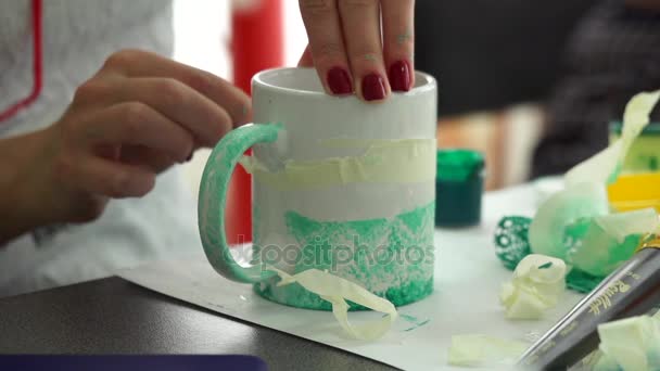 El proceso de decoración de tazas de cerámica. Movimiento lento . — Vídeos de Stock