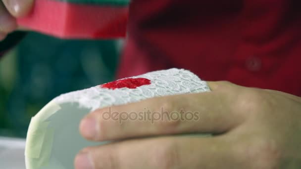 Master Hand spons patroon op een keramische mok te maken. Professionele ontwerper. — Stockvideo