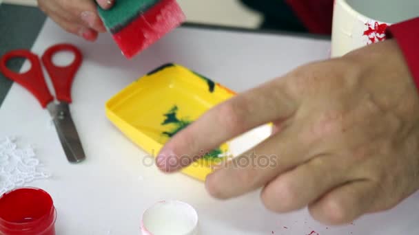 Mano del progettista lascia giù la spugna in contenitore di vernice. Laboratorio creativo . — Video Stock