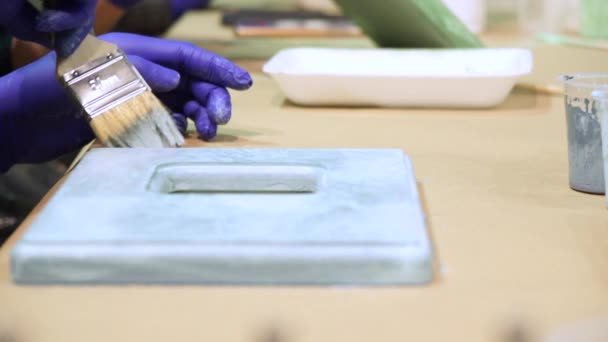 Processus de décoration des peintures de cadre photo et un pinceau dans le studio de design . — Video