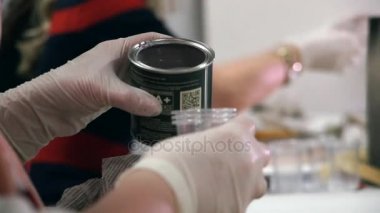 Ustaların el boya cam içine yaratıcı bir stüdyo dökülür..