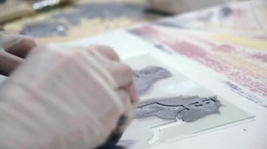Profesyonel ustaların el süslemeleri kağıt boya ve şablon kullanarak. Colseup.