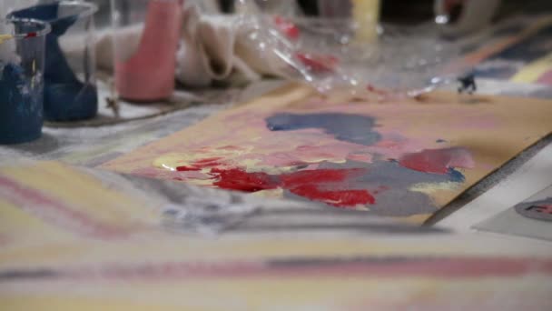 Las manos maestras se sumergen la esponja en la pintura . — Vídeos de Stock