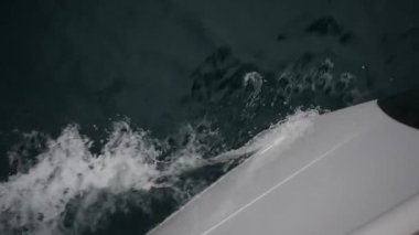 Deniz dalgalarının Yunanistan yay beyaz yat tatili. Üstten Görünüm.