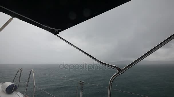大海的波涛在希腊游艇运动期间在背景上的雨. — 图库视频影像