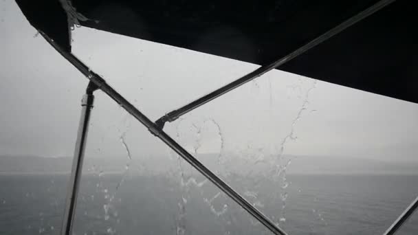 Bateau naviguant sous la pluie sur fond de mer en Grèce . — Video