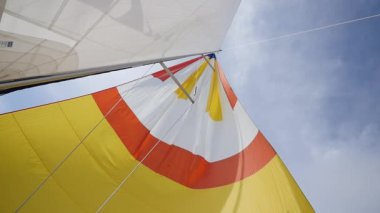 Arka plan gökyüzü Girit Adası üzerinde yat ipler.