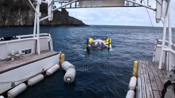 Dive submarine underwater of Pacific Ocean. — Stock Video