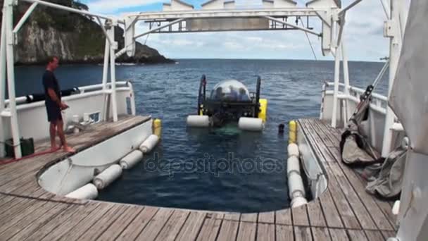 Submarino en el agua Océano Pacífico . — Vídeo de stock