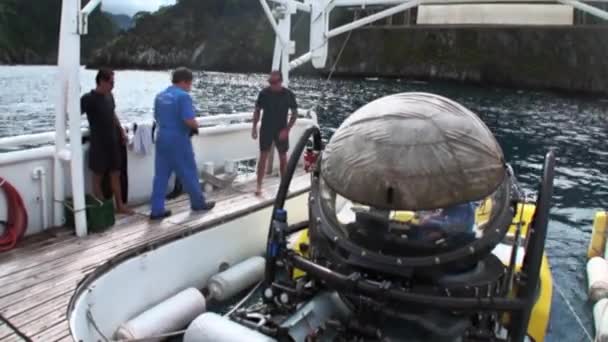 Sottomarino in acqua prima di immergersi Oceano Pacifico  . — Video Stock