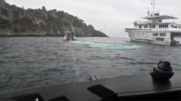 Bateau remorquant sous-marin dans l'océan Pacifique sur l'île de Cocos . — Video