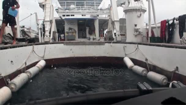 Folyamat a merülés tengeralattjáró víz alatt a Csendes-óceán. Belsõ nézet. — Stock videók