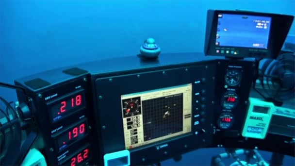 Panneau de contrôle du sous-marin sous-marin dans l'océan Pacifique . — Video