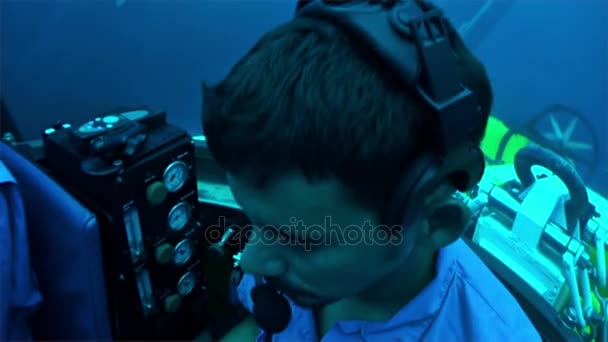 Personer i ubåt under vattnet i Stilla havet. — Stockvideo