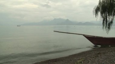 Gölde dağlar gökyüzü ve sis su il Yunnan, Çin üzerinde karşı