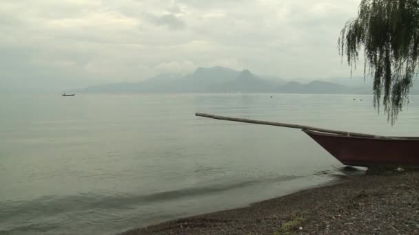 Озеро в горах против неба и туман над водой в провинции Юньнань, Китай — стоковое видео
