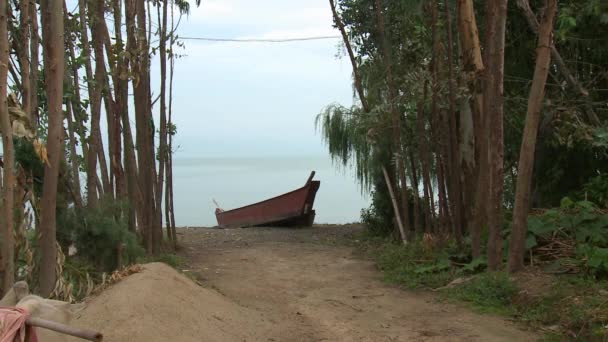Barco en el lago en las montañas en provincia . — Vídeos de Stock