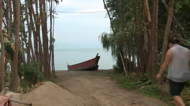 Boat on lake shore n mountains in province. — Stock Video