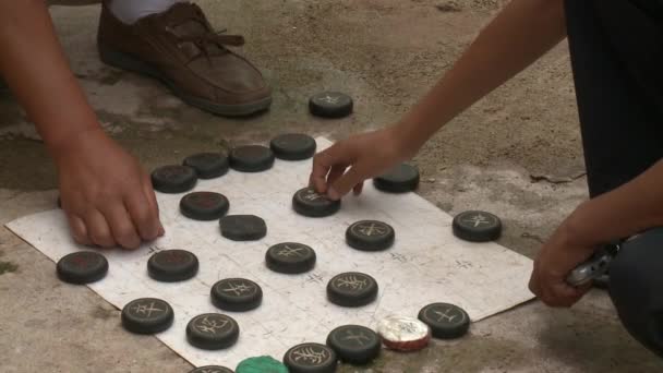 Les enfants des régions rurales jouent à l'extérieur de la province . — Video