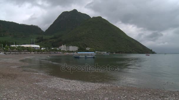 Byggnader på stranden av sjön i bergen i provinsen. — Stockvideo