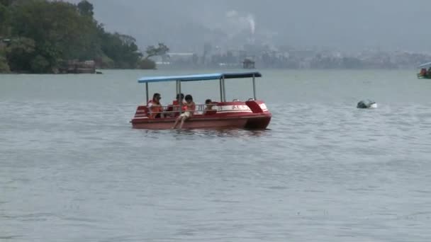 Люди на лодке, плавающие по озеру в горах провинции . — стоковое видео