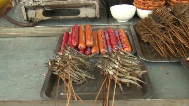 Comercio callejero de camarones, salchichas, cangrejo, pescado y otros alimentos en China — Vídeos de Stock