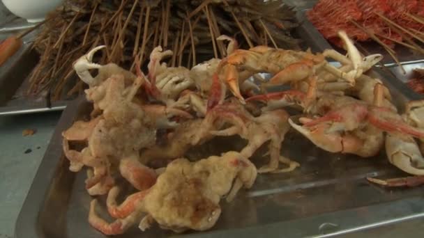 Stekt olja krabba på en pall i Kina. — Stockvideo