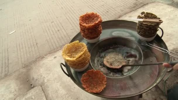 중국 거리에 기름에 손 튀김 해산물. — 비디오