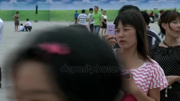 İki kız Tiananmen Meydanı sokak kenti fotoğrafı. — Stok video
