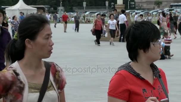 Orang-orang berjalan di jalan kota dari Tiananmen Square . — Stok Video