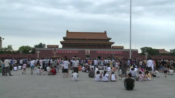 Mensen lopen op straat stad van Tiananmen-plein. Zoom in. — Stockvideo