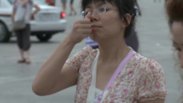 Ludzie chodzą na ulicy miasta, placu Tiananmen. — Wideo stockowe