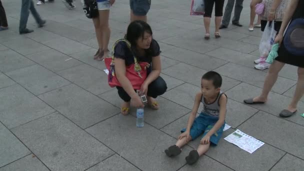 Ludzie chodzą na ulicy miasta, placu Tiananmen. — Wideo stockowe