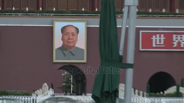 Mensen lopen op straat stad van Tiananmen-plein. — Stockvideo