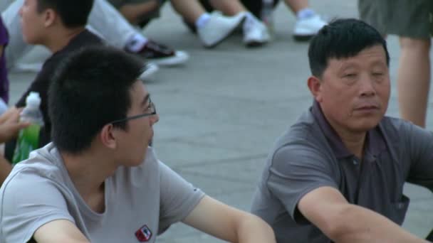 La gente camina en la calle de la ciudad de Tiananmen Square . — Vídeos de Stock