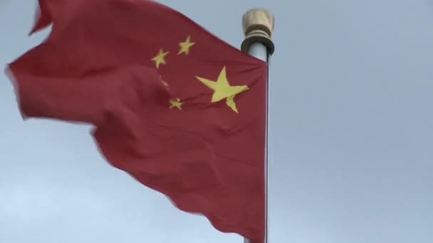 Люди гуляют по улицам города на площади Тяньаньмэнь . — стоковое видео