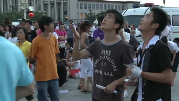 Люди гуляют по улицам города на площади Тяньаньмэнь . — стоковое видео