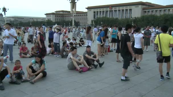 Mensen lopen op straat stad van Tiananmen-plein. — Stockvideo