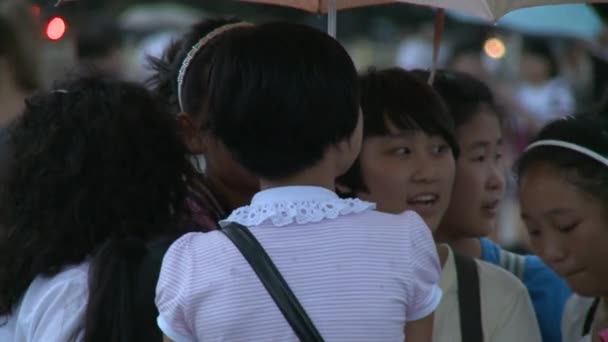 Ludzie chodzą na ulicy miasta, placu Tiananmen. — Wideo stockowe