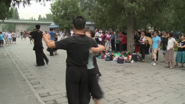 Χαρούμενος ανθρώπους να χορεύουν στους δρόμους της πόλης στο πάρκο. — Αρχείο Βίντεο