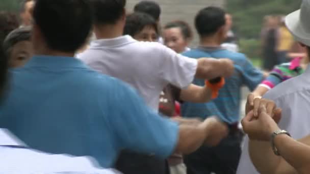 Pessoas felizes dançam nas ruas da cidade close-up no parque . — Vídeo de Stock