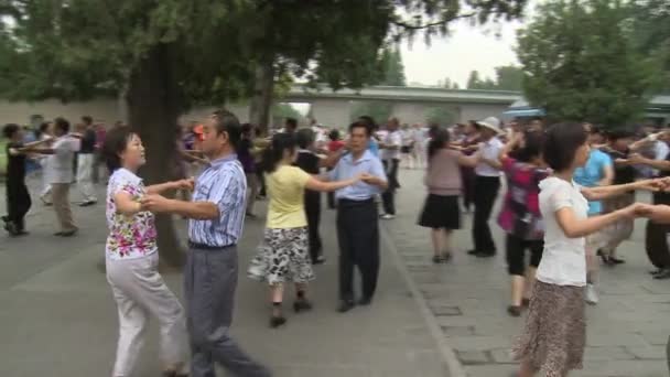 Mensen ontspannen en dansen op straat in het park. — Stockvideo