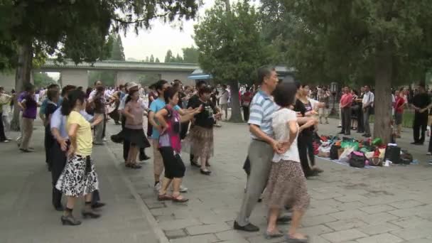 Dansen op de straat in het park. — Stockvideo