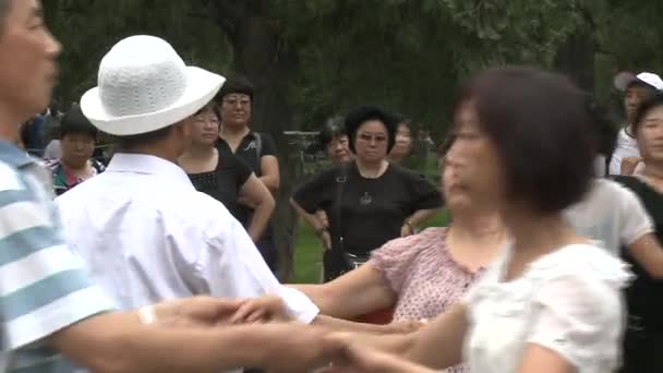 La gente se relaja en la calle en la calle de la ciudad en parque . — Vídeos de Stock