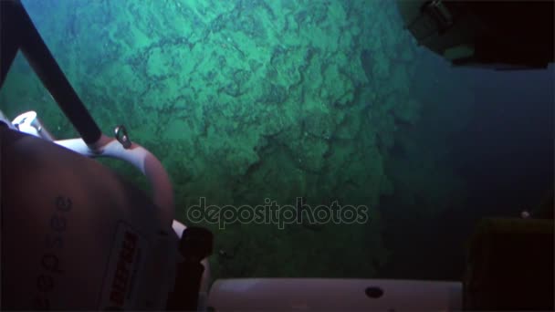 Cueva, arrecifes, coral, vista al mar desde el submarino a 300 m de profundidad - Océano Pacífico . — Vídeos de Stock